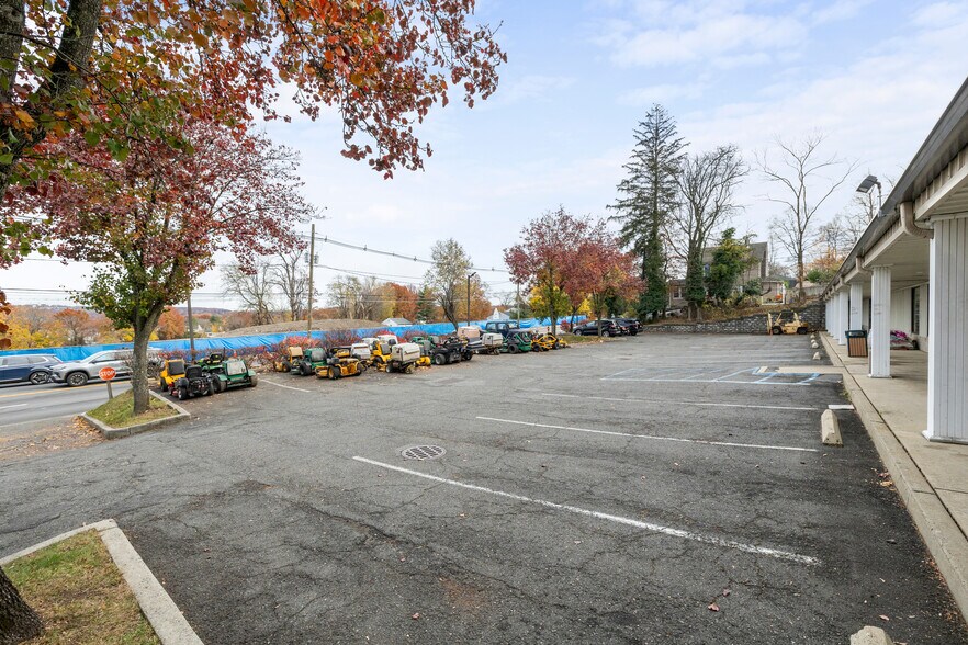 1190 Pompton Ave, Cedar Grove, NJ à vendre - Photo de l’immeuble – Image 3 sur 31