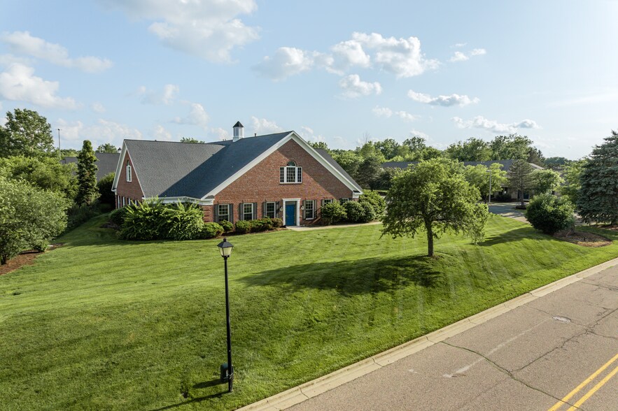 2365 Woodlake Dr, Okemos, MI à louer - Photo de l’immeuble – Image 2 sur 15