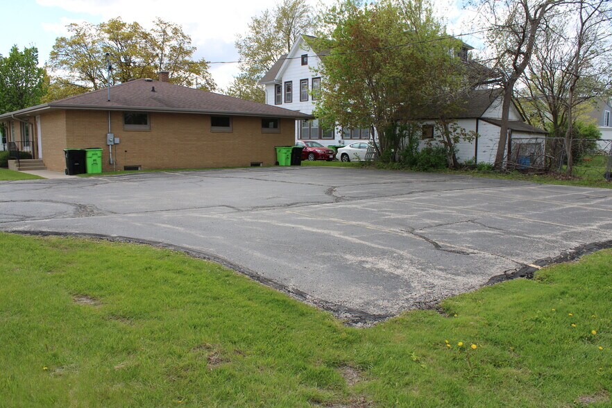 130 N Fond Du Lac Ave, Campbellsport, WI à louer - Photo de l’immeuble – Image 3 sur 3