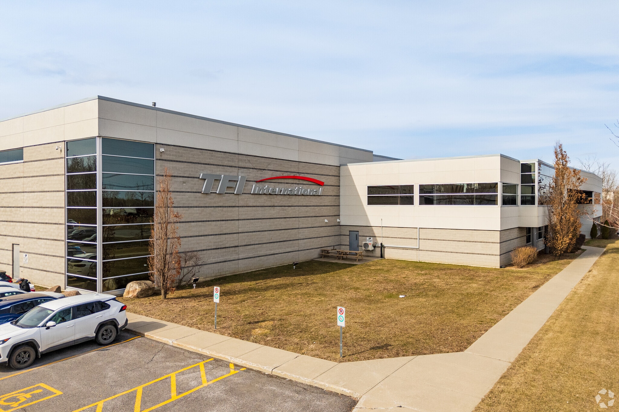 4900 Rue Armand-Frappier, Longueuil, QC à louer Photo principale– Image 1 sur 6