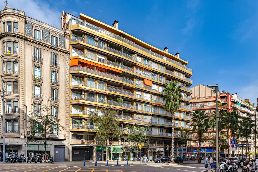 Immeuble residentiel dans Barcelone, Barcelona à vendre - Photo principale – Image 1 sur 10