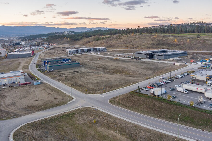 2075 Matrix Cres, Kelowna, BC à louer - Photo de la construction – Image 3 sur 20