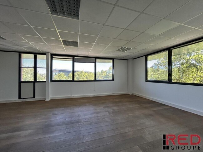 Plus de détails pour Rue Paul Langevin, Aix-en-Provence - Bureau à louer