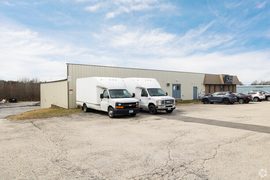 51 Harvey Rd, Londonderry, NH à louer - Photo de l’immeuble – Image 2 sur 5