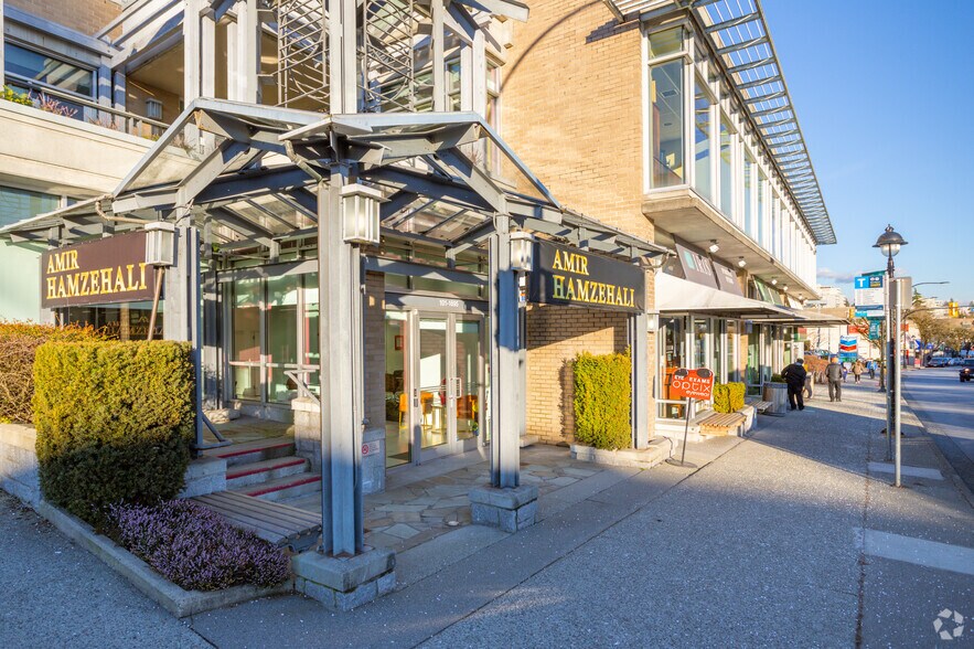 1655-1695 Marine Dr, West Vancouver, BC à vendre - Photo de l’immeuble – Image 3 sur 7