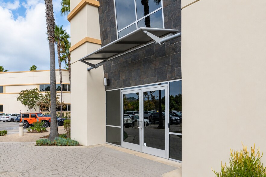 716 Corporate Center Dr, Pomona, CA à louer - Photo de l’immeuble – Image 2 sur 24