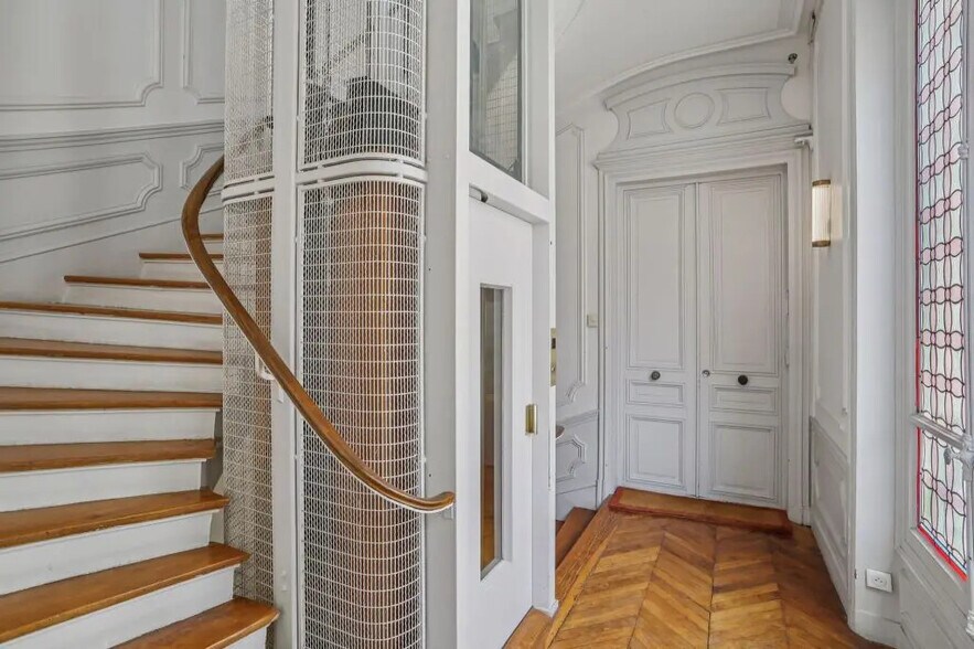 63 Rue De Ponthieu, Paris à louer - Photo de l’immeuble – Image 2 sur 9