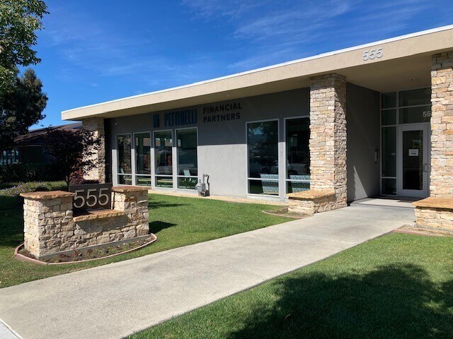 555 Veterans Blvd, Redwood City, CA à louer - Photo de l’immeuble – Image 1 sur 20