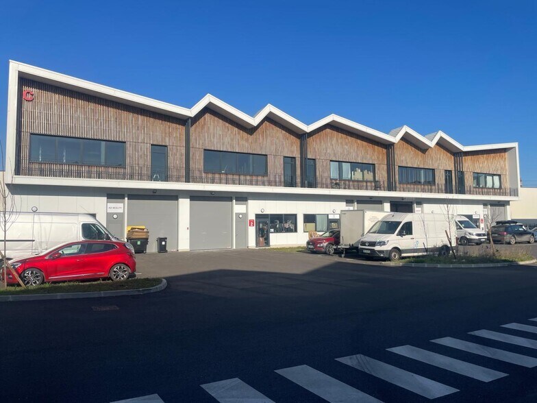 Local d’activités dans Montmagny à louer - Photo de l’immeuble – Image 1 sur 10