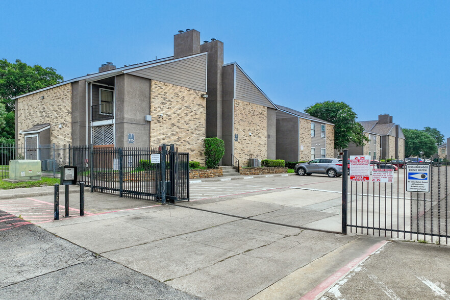 9170 Forest Ln, Dallas, TX à louer - Photo de l’immeuble – Image 3 sur 4