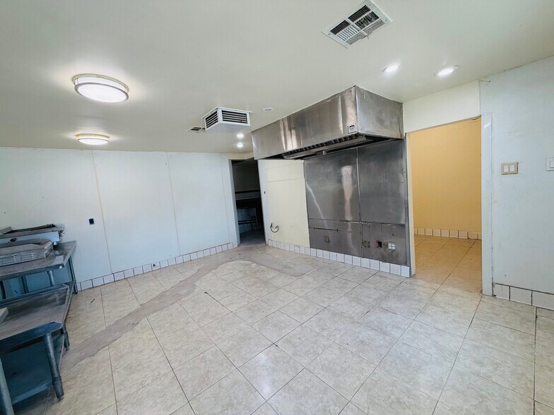8471 Walker St, La Palma, CA à louer - Photo de l’immeuble – Image 3 sur 13