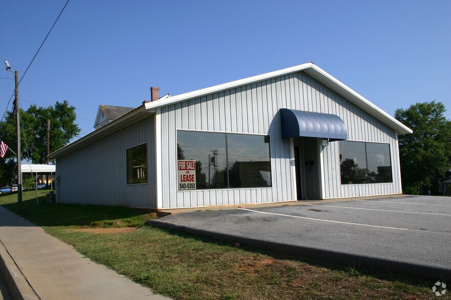2 N Greenwood Ave, Ware Shoals, SC à vendre - Photo principale – Image 1 sur 19