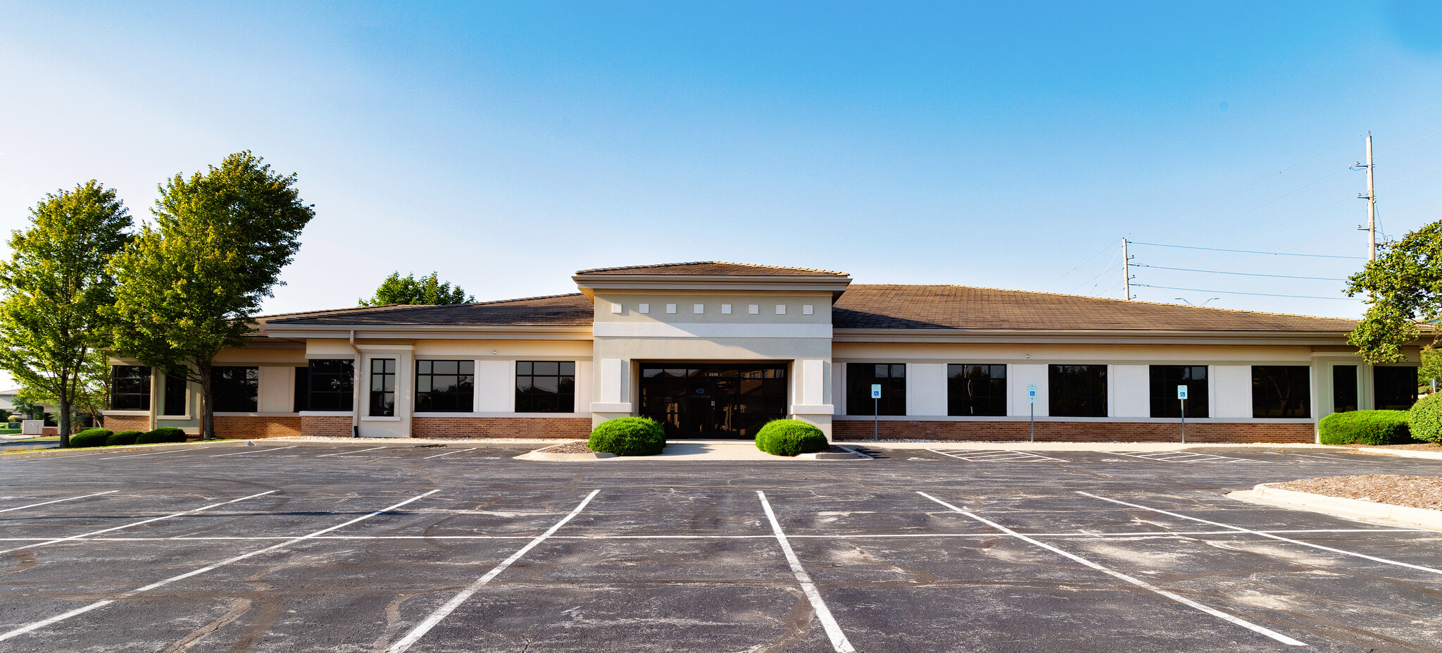 3540 NE Ralph Powell Rd, Lees Summit, MO à louer Photo de l’immeuble– Image 1 sur 10