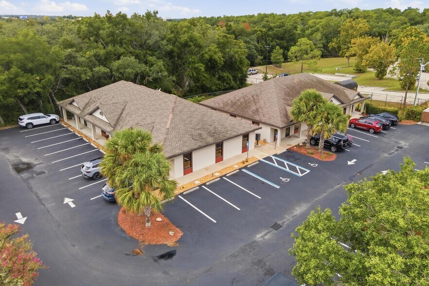 375 Fennell Blvd, Lady Lake, FL à vendre - Photo de l’immeuble – Image 3 sur 43