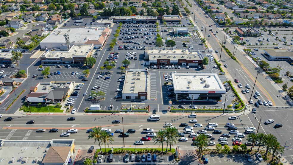 20052 Brookhurst St, Huntington Beach, CA à louer - Photo de l’immeuble – Image 3 sur 8