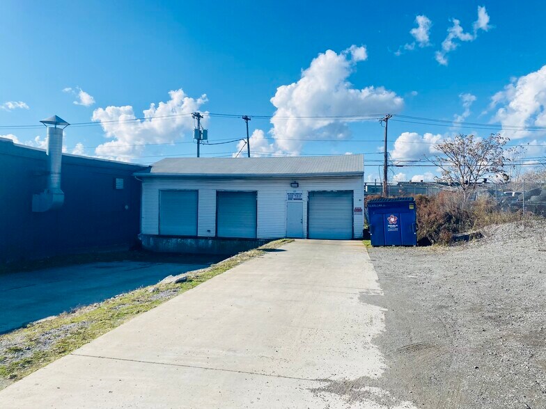 812 E Ferry St, Buffalo, NY à louer - Photo de l’immeuble – Image 3 sur 8