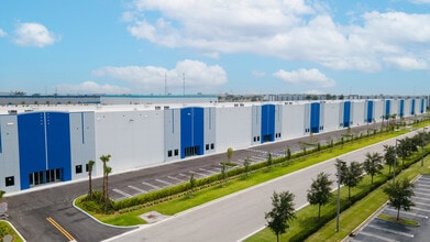 10900 NW 146th St, Hialeah Gardens, FL à louer Photo intérieure– Image 2 sur 5