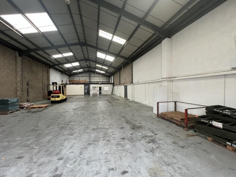 5 New Rd, Hixon à louer - Photo de l’immeuble – Image 2 sur 23