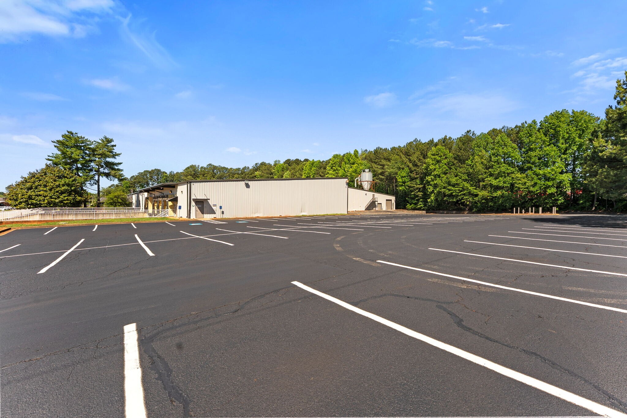 154 Industrial Park Cir, Lawrenceville, GA à louer Photo de l’immeuble– Image 1 sur 14