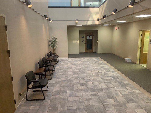 500 Coventry Ln, Crystal Lake, IL à louer - Hall d’entrée – Image 3 sur 8