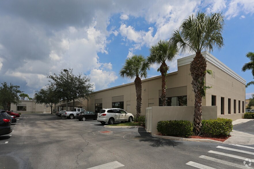 2101 Centrepark West Dr, West Palm Beach, FL à louer - Photo de l’immeuble – Image 3 sur 4