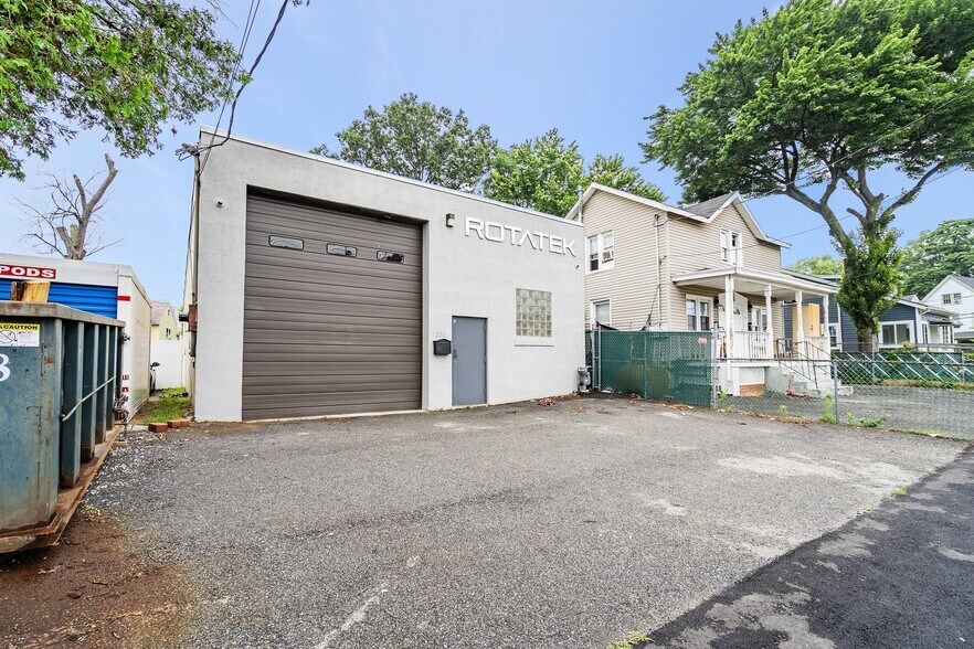 353 Railroad Ave, Hackensack, NJ à louer - Photo de l’immeuble – Image 2 sur 14