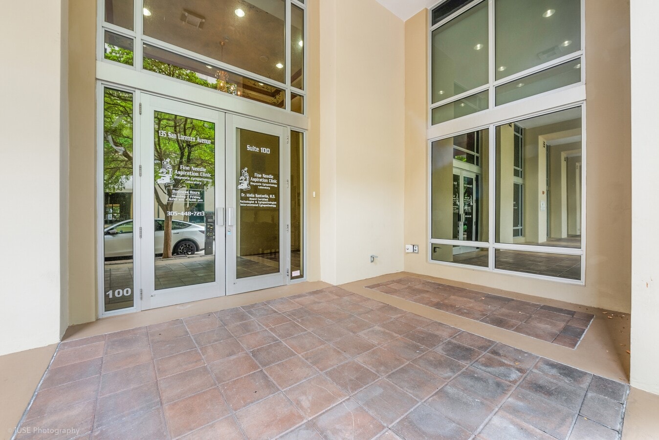 135 San Lorenzo Ave, Coral Gables, FL 33146 - Lot 100 -  - Photo intérieure - Image 1 of 13