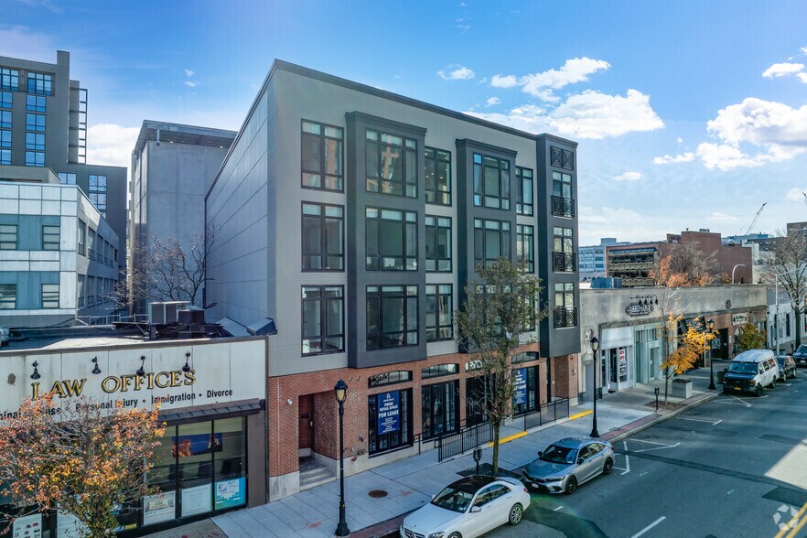 199 E Post Rd, White Plains, NY à vendre - Photo de l’immeuble – Image 2 sur 21