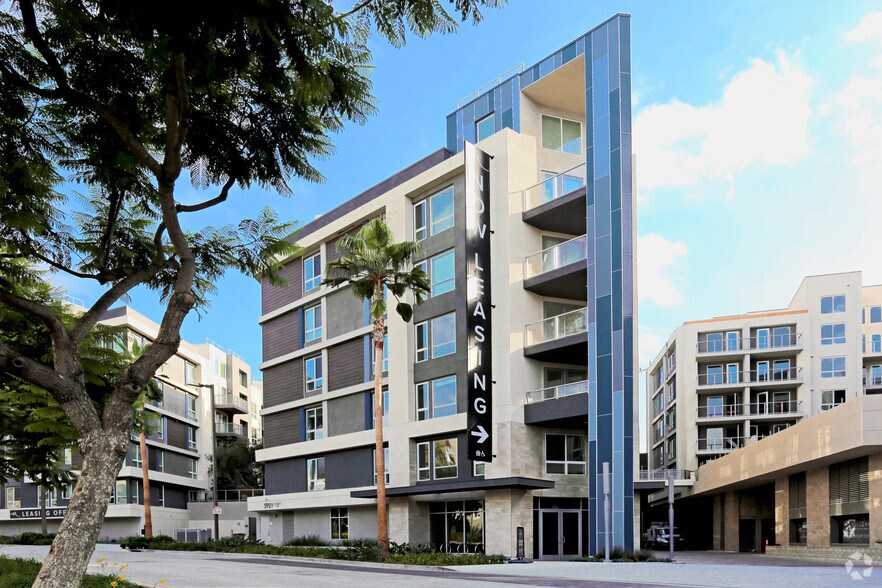 5901-5921 Center Dr, Los Angeles, CA à louer - Photo de l’immeuble – Image 2 sur 74