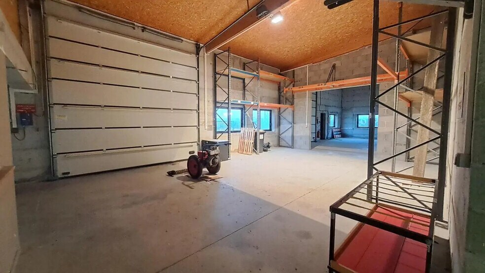 Local d’activités dans Château-Gaillard à louer - Photo de l’immeuble – Image 3 sur 7
