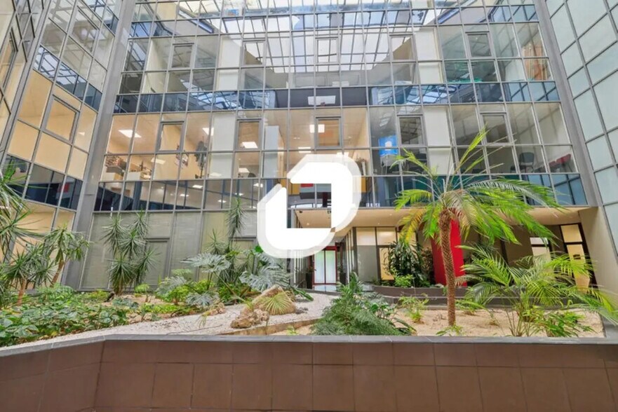 Bureau dans Torcy à louer - Hall d’entrée – Image 3 sur 12