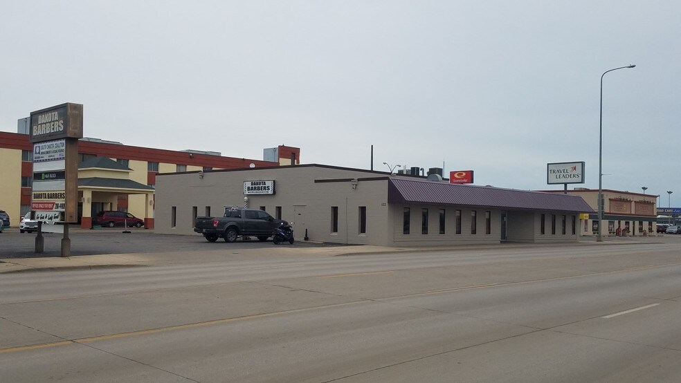 122 E Sioux Ave, Pierre, SD à louer - Photo de l’immeuble – Image 2 sur 8