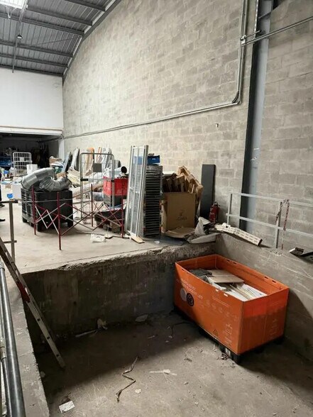 Local d’activités dans Le Thillay à louer - Photo de l’immeuble – Image 3 sur 6