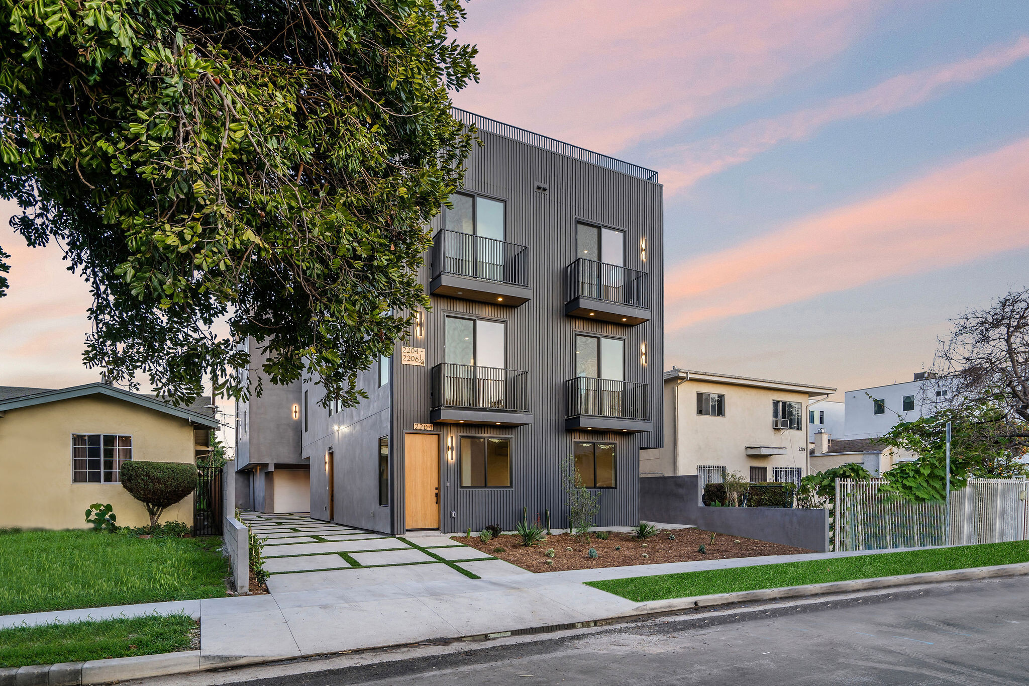 2204 Carmona Ave, Los Angeles, CA à vendre Photo principale– Image 1 sur 34
