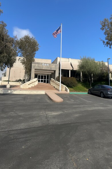 950 Lawrence Dr, Thousand Oaks, CA à louer - Photo de l’immeuble – Image 2 sur 11
