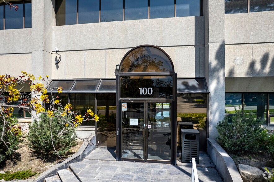 100 Tempo Ave, Toronto, ON à louer - Photo de l’immeuble – Image 3 sur 5