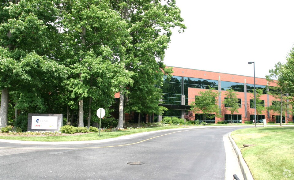 300 Centre Pointe Dr, Virginia Beach, VA à louer - Photo de l’immeuble – Image 2 sur 15