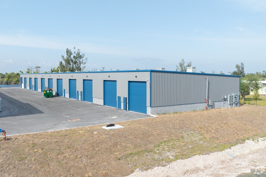 16261 Pine Ridge Rd, Fort Myers, FL à vendre - Photo principale – Image 1 sur 18
