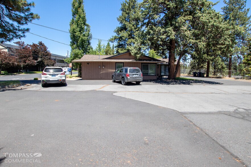 1208 NE 4th St, Bend, OR à vendre - Photo de l’immeuble – Image 3 sur 17