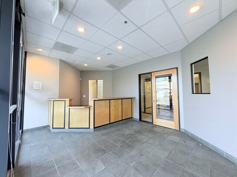 1063 Serpentine Ln, Pleasanton, CA à louer - Photo de l’immeuble – Image 3 sur 9