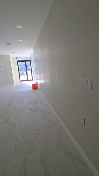 72 Van Dyke St, Brooklyn, NY à louer - Vidéo sur l’annonce professionnelle – Image 2 sur 30