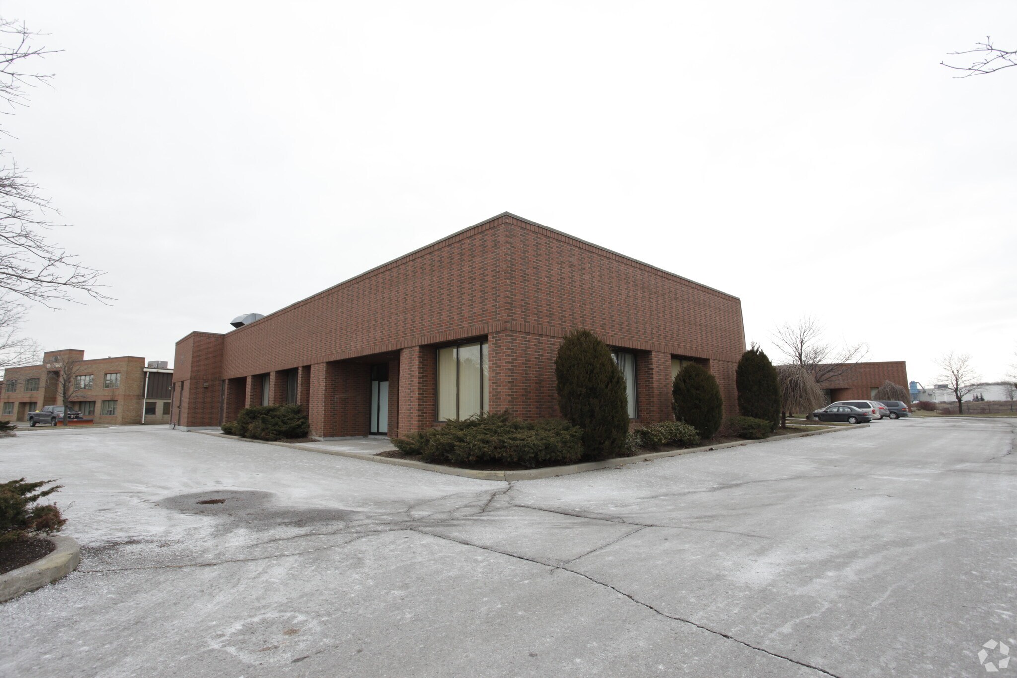411 Bradwick Dr, Concord, ON à louer Photo principale– Image 1 sur 3