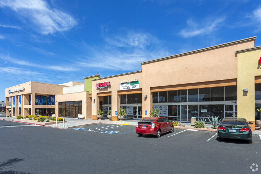 3730-3780 N Blackstone Ave, Fresno, CA à louer - Photo de l’immeuble – Image 3 sur 5