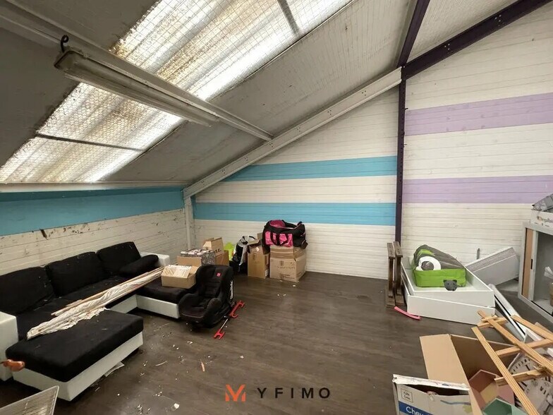 Local d’activités dans Épône à louer - Photo de l’immeuble – Image 2 sur 4