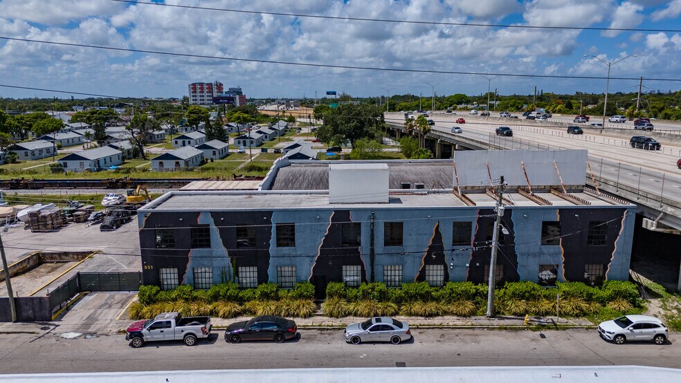 551 NW 72nd St, Miami, FL à louer - Photo de l’immeuble – Image 3 sur 11
