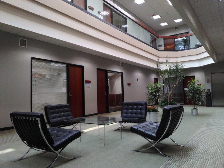 1700 Park St, Naperville, IL à louer - Hall d’entrée – Image 3 sur 38