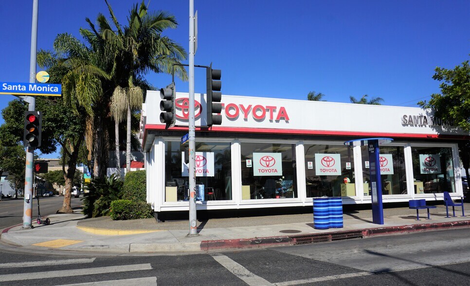 825 Santa Monica Blvd, Santa Monica, CA à louer - Photo de l’immeuble – Image 2 sur 12