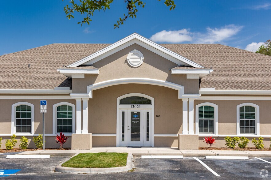 13021 W Linebaugh Ave, Tampa, FL à louer - Photo de l’immeuble – Image 2 sur 11