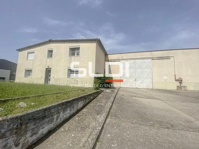 Plus de détails pour 17 Avenue Des Catelines, Saint-Laurent-de-Mure - Bureau, Local d'activités à louer