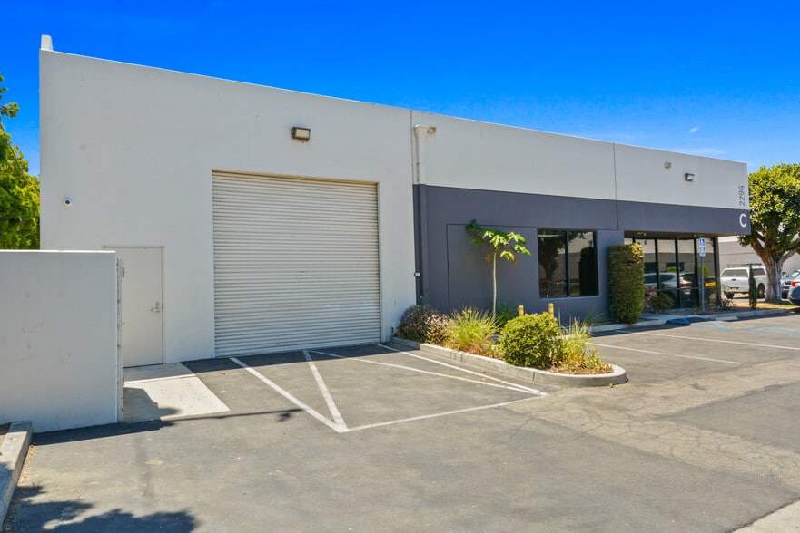 2296 N Batavia St, Orange, CA à vendre - Photo de l’immeuble – Image 2 sur 26